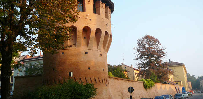 Visuale di Via Verdi con i due torrioni e le antiche mura