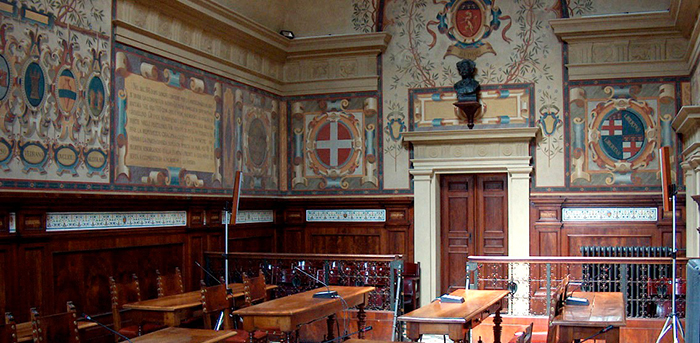 Council meeting room with the coats of arms of the hamlets and the bust of Quirico Filopanti 