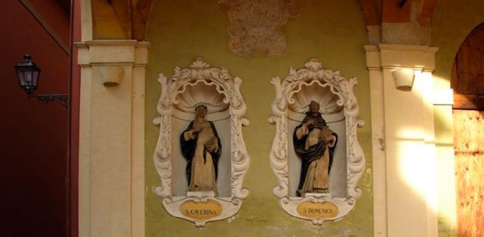 La facciata di San Domenico con le statue di Santa Caterina e San Domenico (tardo XV secolo)