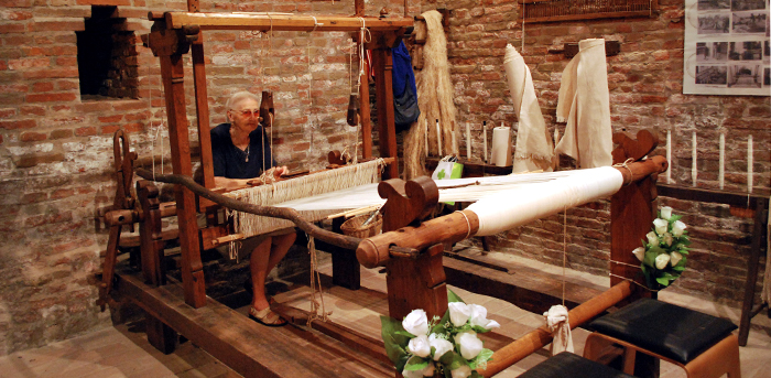 Rievocazione dell'antica arte della filatura della canapa con i telai conservati all'interno